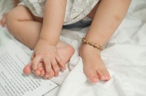 Có nên đeo vòng trầm hương cho bé hay không?