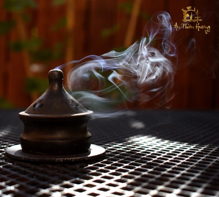 đốt trầm xông nhà
